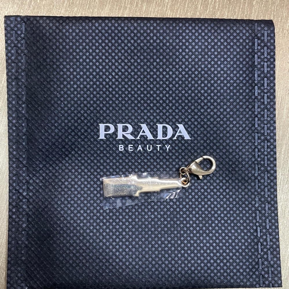 Prada - Picture 4 of 4